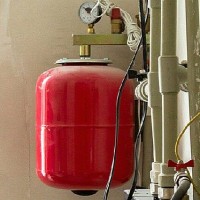 Installation and connection of an expansion tank in open and closed versions of heating systems