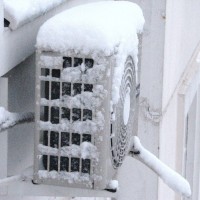 Is it possible to use an air conditioner for heating in frosty conditions and how to prepare it for this work?