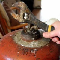 How to disassemble a gas cylinder: step-by-step instructions + precautions