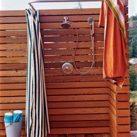 Cabines de douche en bois pour résidence d'été : construire une douche d'été de vos propres mains