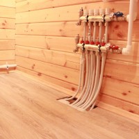 Sols à eau chaude sur parquet : caractéristiques de la pose du système sur un socle en bois