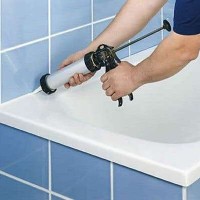 How to seal the joint between the bathtub and the wall: options and sealing technology