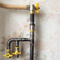 Why does the gas pipe vibrate and hum in the apartment: causes of noise and solutions to the problem
