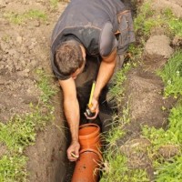 What should the slope of the sewer pipe be according to building regulations?