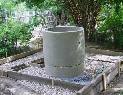 Construction d'un puits à partir d'anneaux en béton armé faits maison