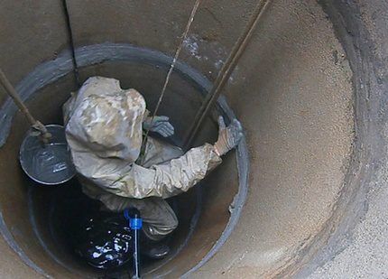 Sealing seams in a well shaft