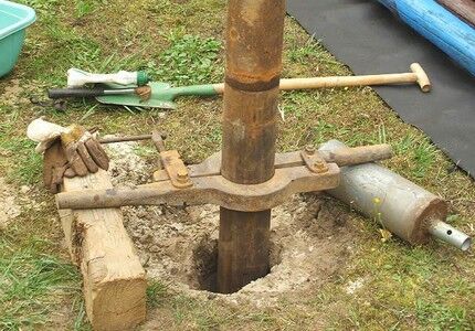 How to properly drill a water well manually