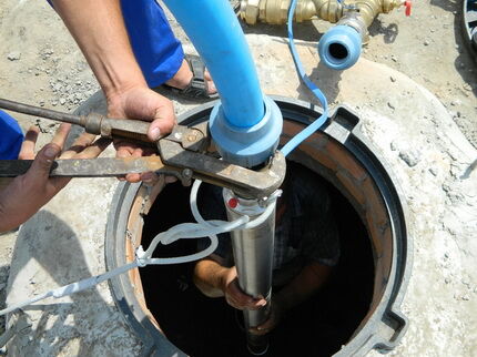Replacing a pump in a well 