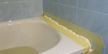 Sealing joints between bathtub and wall