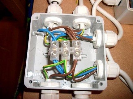 Internal filling of the junction box