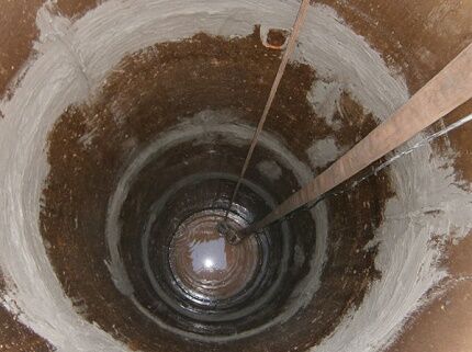 Internal waterproofing of sewer well