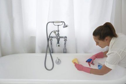 Bathtub cleaning