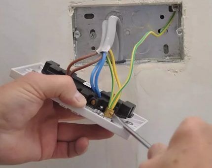 Connecting a double socket 