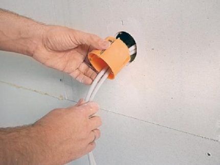 Installing a socket box in drywall