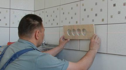 Instalación de una caja de enchufe en un azulejo.