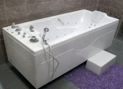 Direct bath against the wall