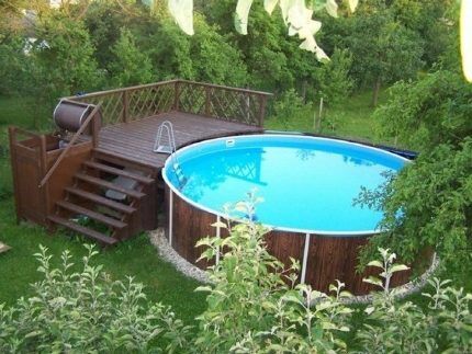Outdoor swimming pool with platform