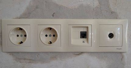 Modular version of power and internet sockets