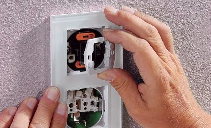 Installation and connection of a socket with a switch in one housing