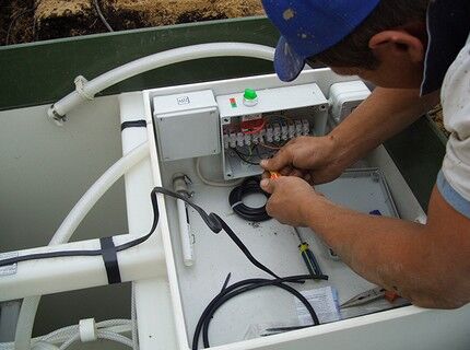 Conectando o cabo elétrico aos terminais