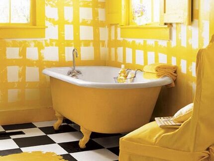 baño amarillo