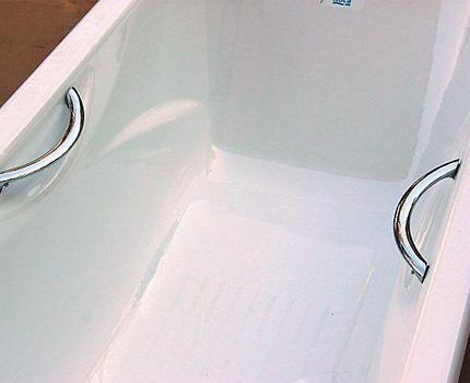 Cast iron bathtub with handles