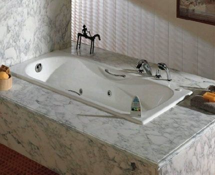 Pedestal hydromassage bathtub