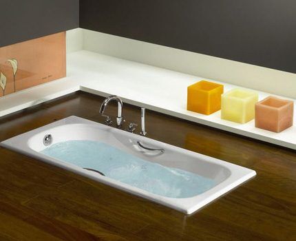 Bathtub with pedestal