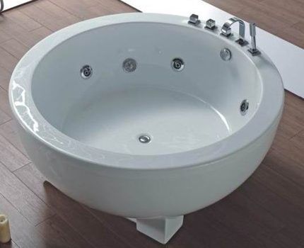 Cast iron bathtub na may hydromassage