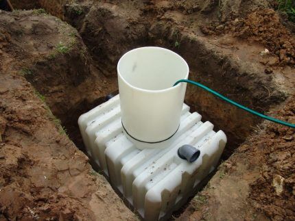 Tank septic tank body installed in a pit
