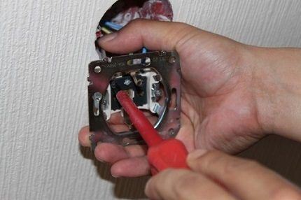 How to repair an outlet 