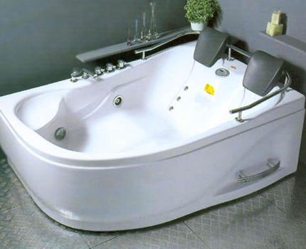 Whirlpool bath with headrests