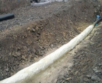 Pipe insulation by spraying polyurethane foam