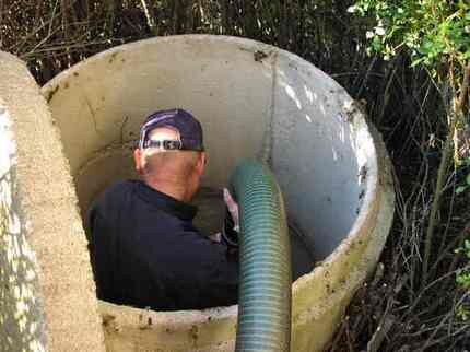 Emptying a full storage tank