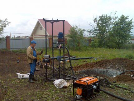 Fosses pour forage hydraulique de puits d'eau