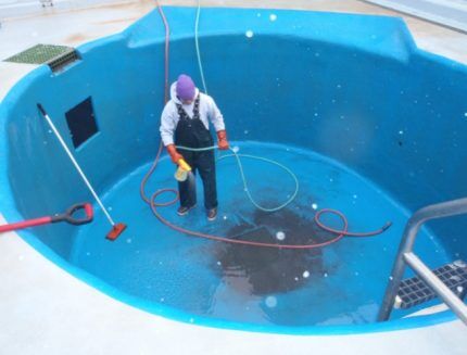 Waterproofing a swimming pool with colored coating waterproofing