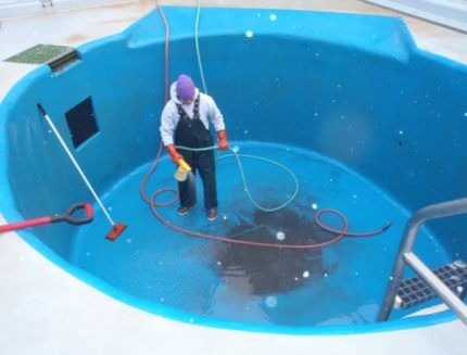 Impermeabilización de una piscina con revestimiento impermeabilizante de colores.