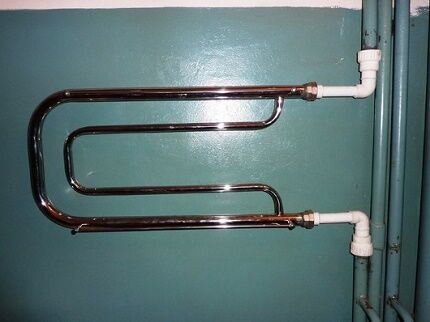 How to properly replace and connect a water heated towel rail