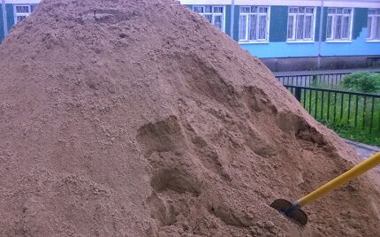 Du sable sera nécessaire pour remplir une fosse septique à pneus.