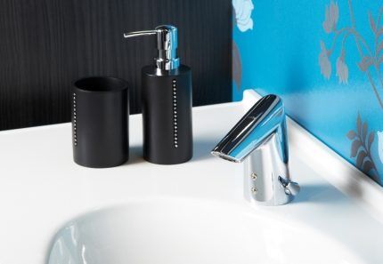 Touchless basin faucet