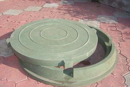 Plastic insert hatch for waterproofing a septic tank