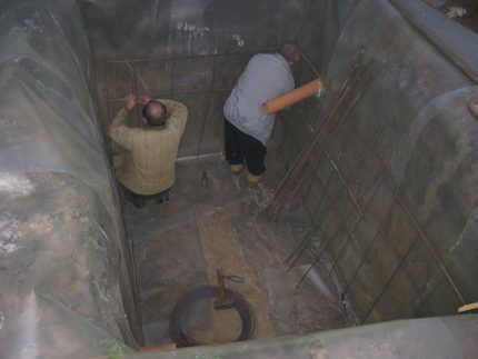 Podiethylene waterproofing in a foundation pit for a concrete septic tank