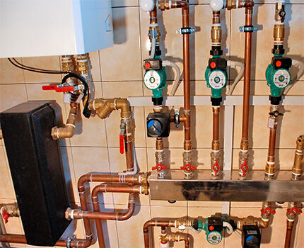 Distribution manifold with instruments