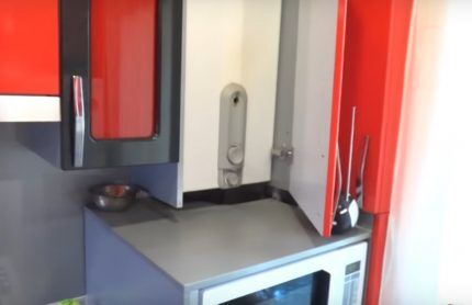 Haut-parleur installé dans une armoire