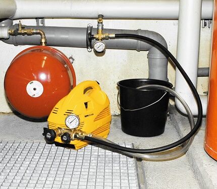 Do-it-yourself electric pump for testing heating