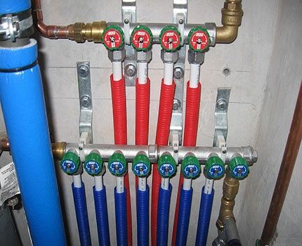 Manifold for heating distribution in a private house