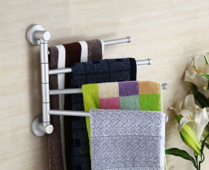 Wall-mounted heated towel rail 