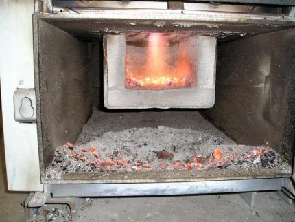 Cleaning a pyrolysis combustion boiler