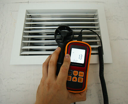 Measuring draft in the ventilation system with a device