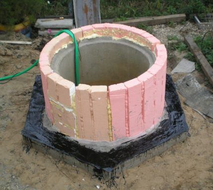 Insulation of a well made of concrete rings